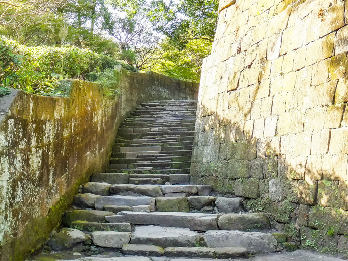 曲水の庭石階段
